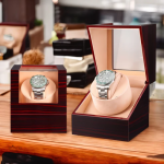 Élégante boîte à montres avec remontoir intégrée en bois