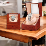 Boîte de rangement pour montres avec remontoir en bois