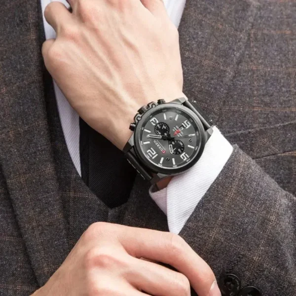 Montre à quartz inspirée par l'univers militaire