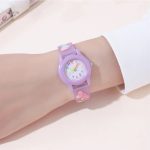 Design ludique de montre pour fille avec papillons