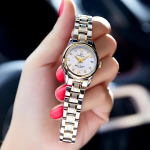 Montre femme bicolore avec finition en acier