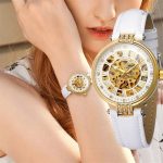 Montre squelette au look luxueux avec cuir et diamant