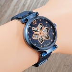 Montre femme au mouvement squelettique et design floral