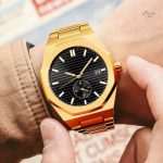 Design moderne : montre homme dorée au style octogonal