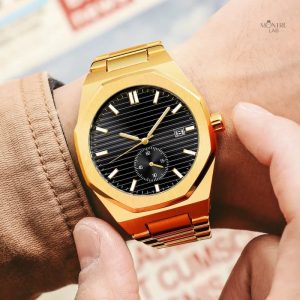 Design moderne : montre homme dorée au style octogonal