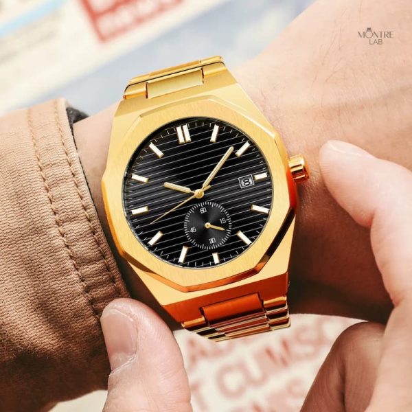 Design moderne : montre homme dorée au style octogonal