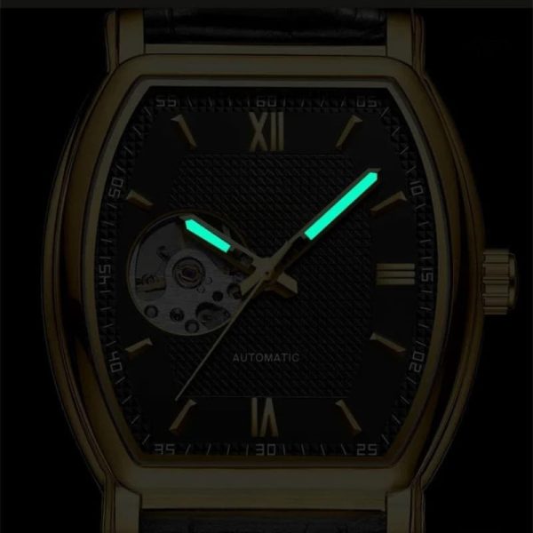 Style contemporain pour une montre automatique homme tonneau