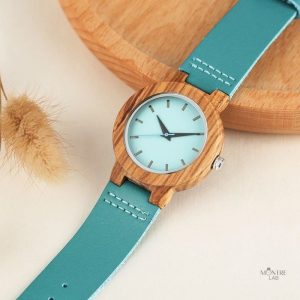Cadran turquoise sur montre en bois pour femme moderne