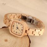 Accessoire féminin en bois, style naturel et moderne
