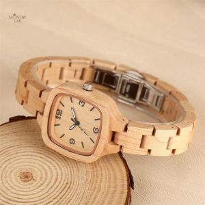 Accessoire féminin en bois, style naturel et moderne