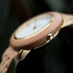 Élégante montre en bois avec un cadran simple