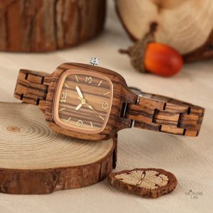 Montre en bois pour femme au design carré
