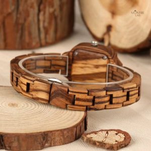 Accessoire en bois pour un style féminin raffiné