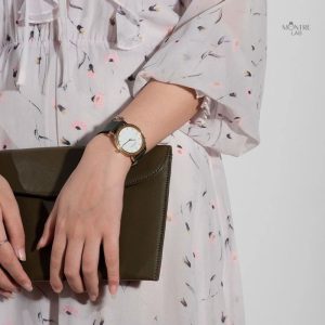 Accessoire en bois pour femme au style minimaliste