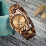 Montre élégante en bois au style naturel
