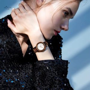 Montre en bois femme style patchwork coloré