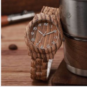 Accessoire intemporel en bois pour un look féminin