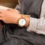 Design épuré de montre en bois pour une touche unique
