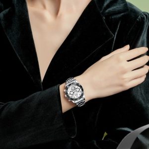 Montre argentée avec chronographe et lunette noire