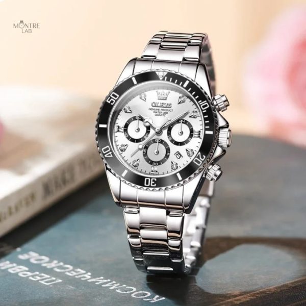 Montre moderne argentée pour femme avec lunette noire
