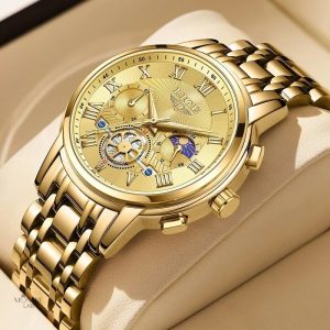 Accessoire élégant : montre dorée à phase lunaire