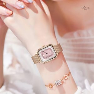 Accessoire féminin élégant avec cadran rose doré