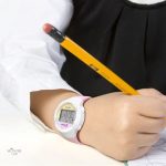 Design dynamique pour montre digitale enfant résistante