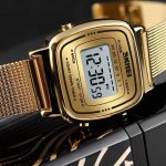 Montre numérique carrée avec finition métallique chic