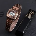 Montre au cadran carré, accessoire féminin et pratique