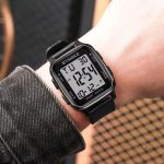 Chronomètre intégré dans une montre digitale pour homme