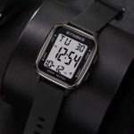 Montre digitale robuste et étanche pour un usage quotidien