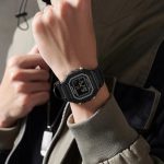 Design carré élégant pour montre digitale homme actif
