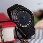 Montre en bois avec aiguilles lumineuses