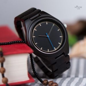 Montre en bois avec aiguilles lumineuses