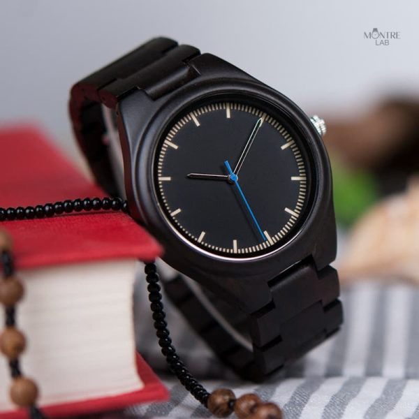 Montre en bois avec aiguilles lumineuses