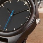 Montre élégante en bois au style minimaliste