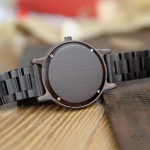 Style masculin avec une montre en bois unique