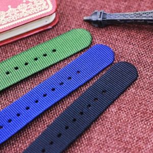 Montre pour garçon avec bracelet en nylon durable