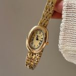 Design élégant de montre femme avec cadran ovale