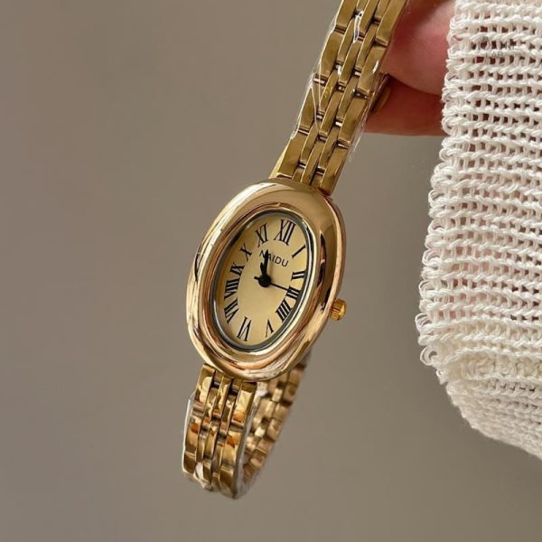 Design élégant de montre femme avec cadran ovale
