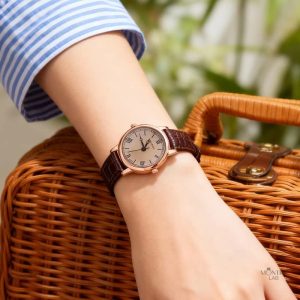 Accessoire féminin : montre avec cadran rond en cuir