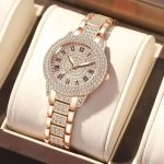 Bijou horloger féminin, strass scintillants sur cadran