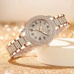 Élégante montre femme, alliant strass et mécanisme traditionnel