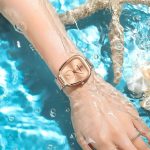 Accessoire féminin, montre étanche au design sophistiqué