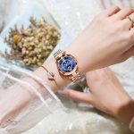 Montre avec dateur et strass, un atout pour toutes les tenues