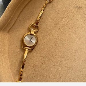 Montre quartz élégante pour femme avec design unique