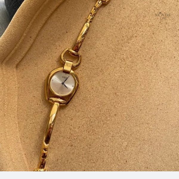 Montre quartz élégante pour femme avec design unique