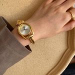 Bracelet fin doré pour montre femme au style contemporain