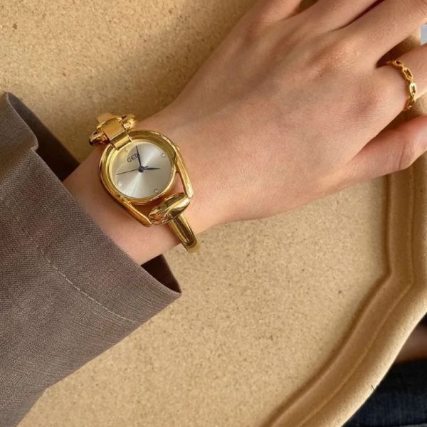 Bracelet fin doré pour montre femme au style contemporain