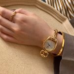 Accessoire féminin : montre à quartz dorée au design original